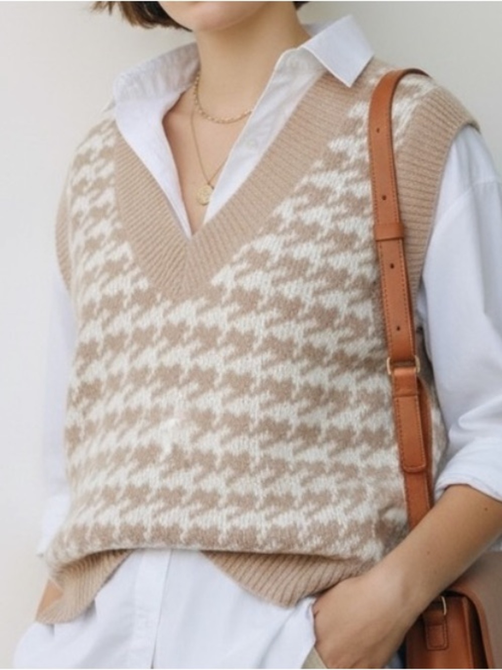 Abercrombie & Fitch Beige and Cream Houndstooth V-Neck Sweater Vest